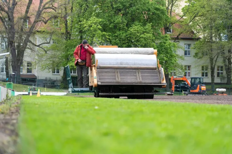 Erneute Rasenplatzsanierung im Lindenstadion