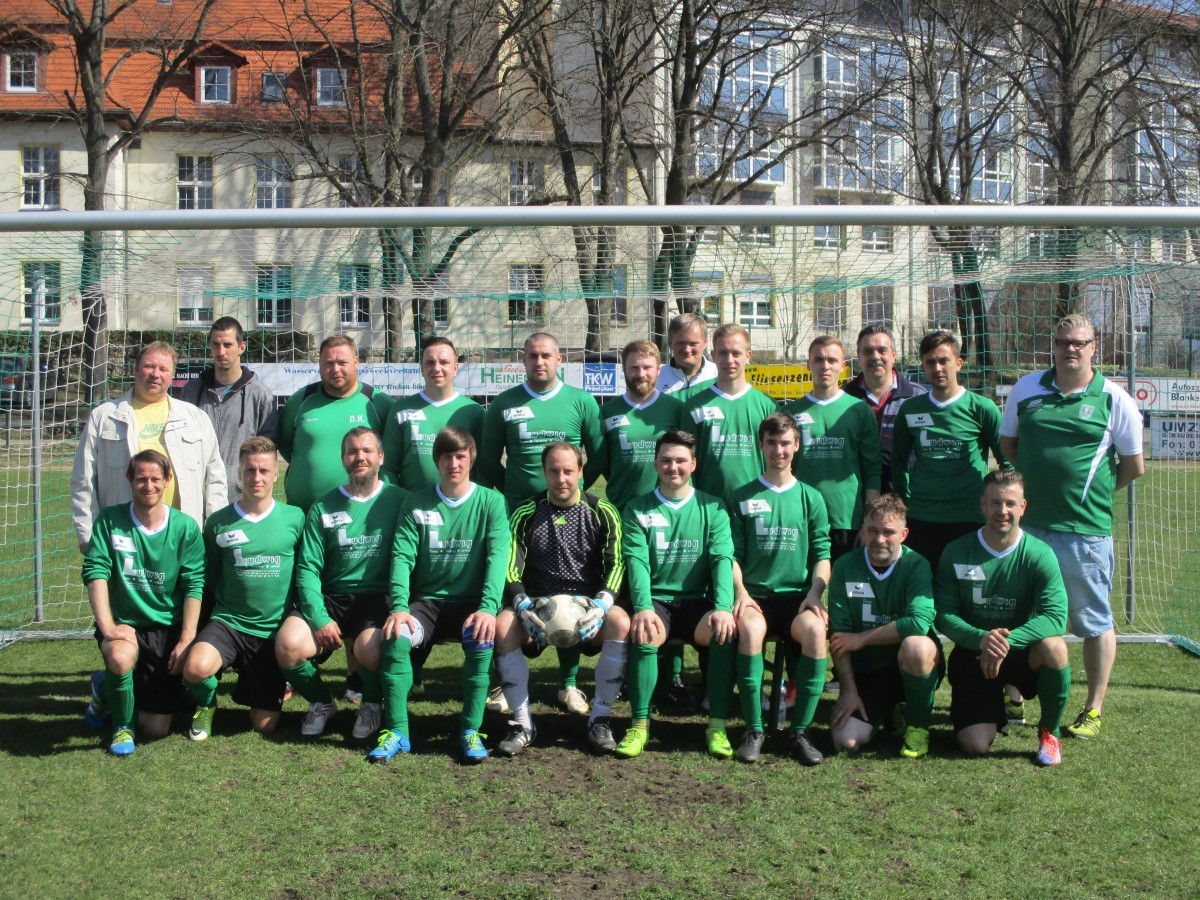 Peter Ludwig sponsert neue Trikots für 2. Mannschaft